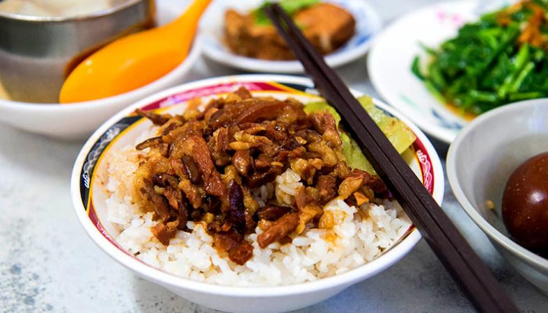 Cơm thịt kho tàu rưới nước sốt linh hồn ẩm thực Đài Loan